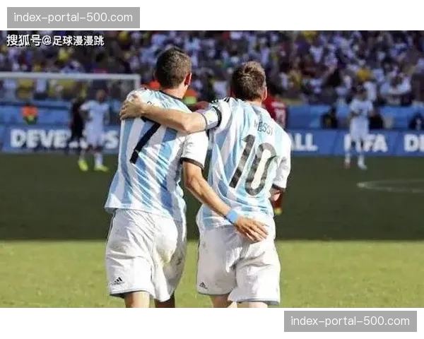 梅西替补席凝视美洲杯奖杯，赛后与迪马利亚相拥落泪