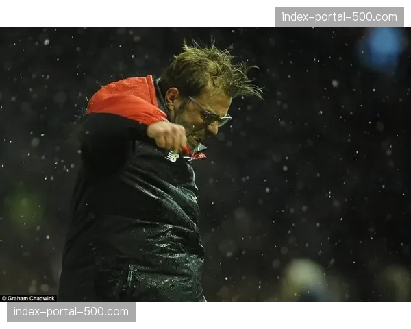 特写:克洛普在场边激情庆祝后,整理西装恢复平静的经典一幕 特写:克洛普在场边激情庆祝后,整理西装恢复平静的经典一幕