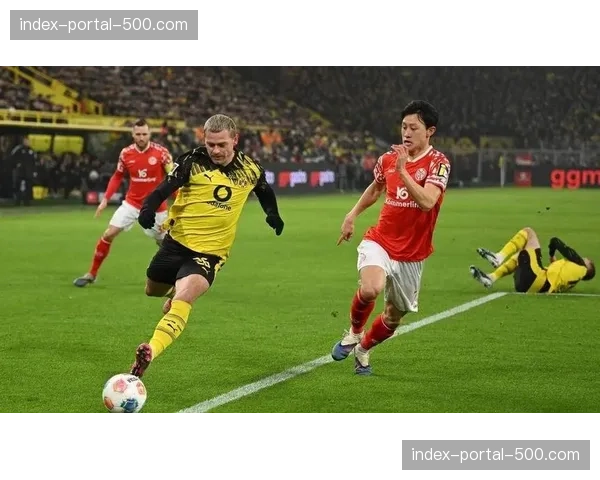 终场哨响，美因茨球员瘫坐草地，保级形势岌岌可危