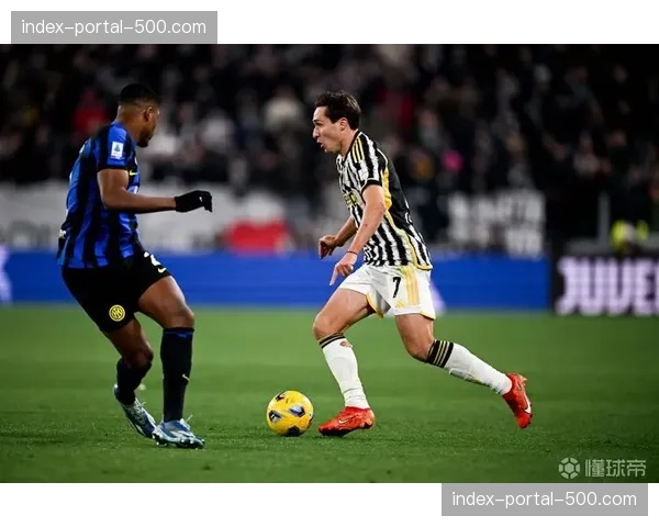 大雨中的国家德比：场地积水严重，双方远射尝试增多