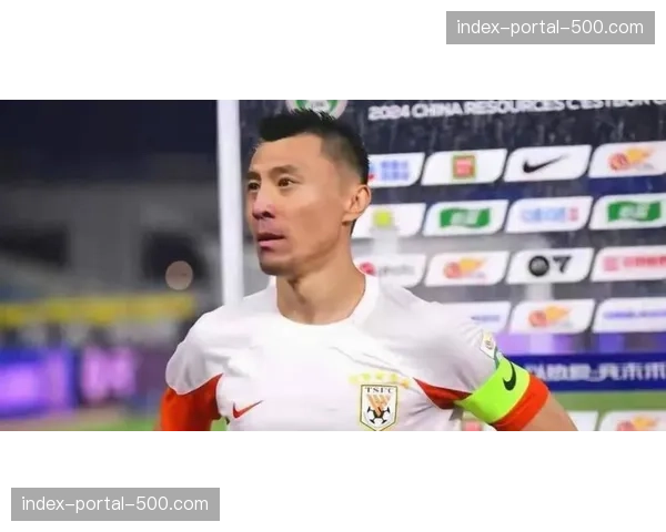 【2026年4月中超联赛·赛中·特写特写镜头：山东泰山老将郑铮完成个人第300场顶级联赛出场